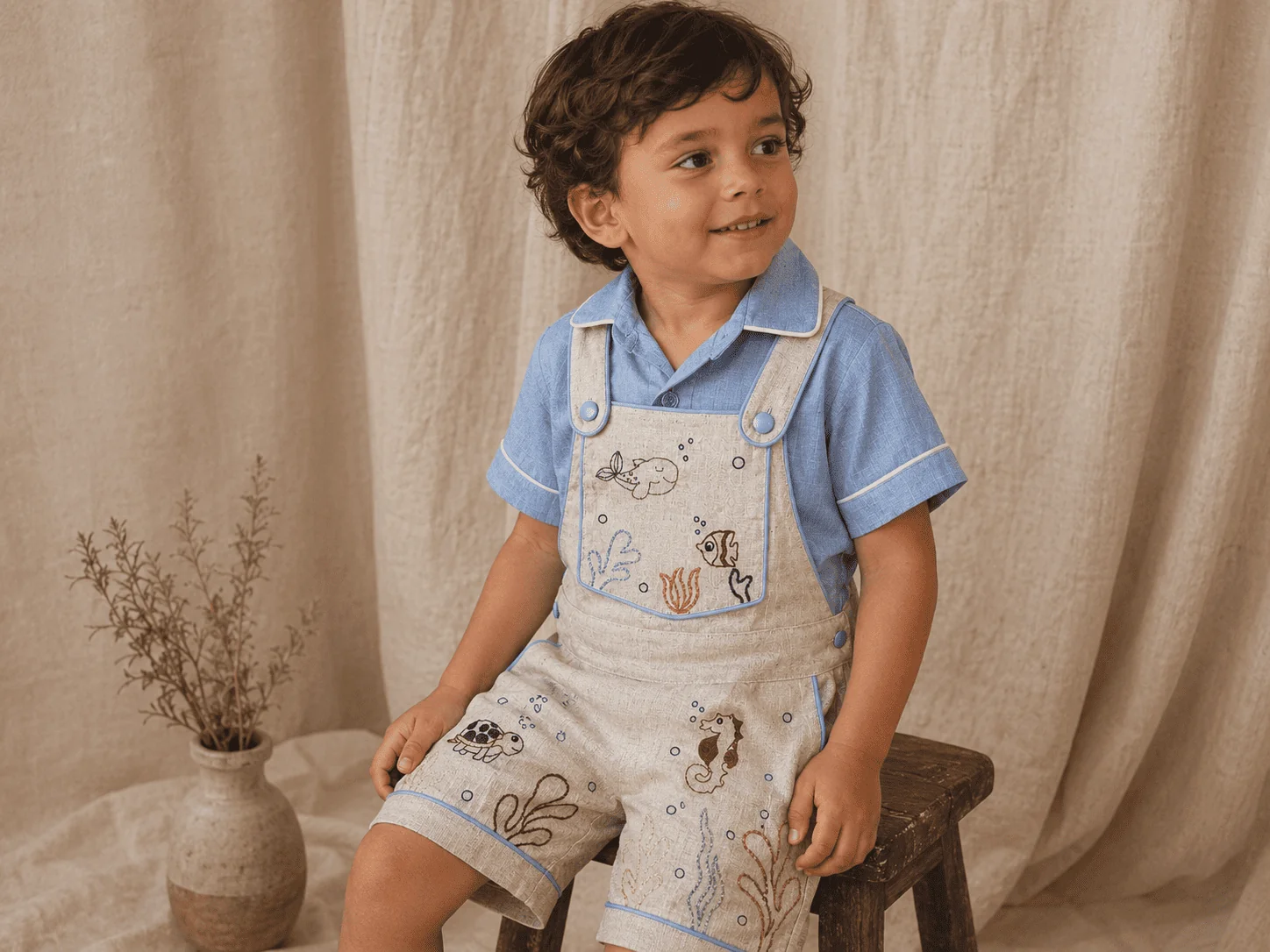 Ensaio fotográfico estúdio · criança em Jardineira Premium · fundo neutro Pinterest editorial · book newborn