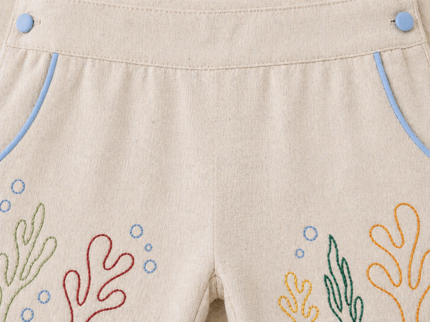 Baguilha frontal que parece zíper sem ser zíper · acabamento Jardineira Premium