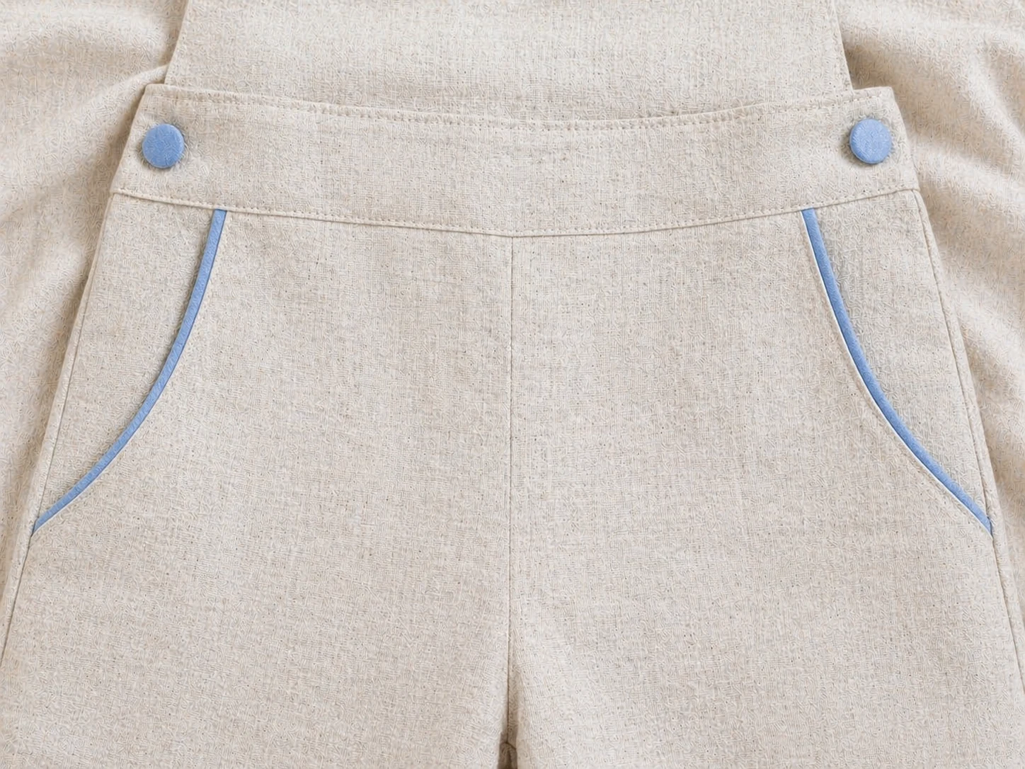 Bolso saca frontal e bolso aplicado nas costas · Jardineira Premium · linho cáqui