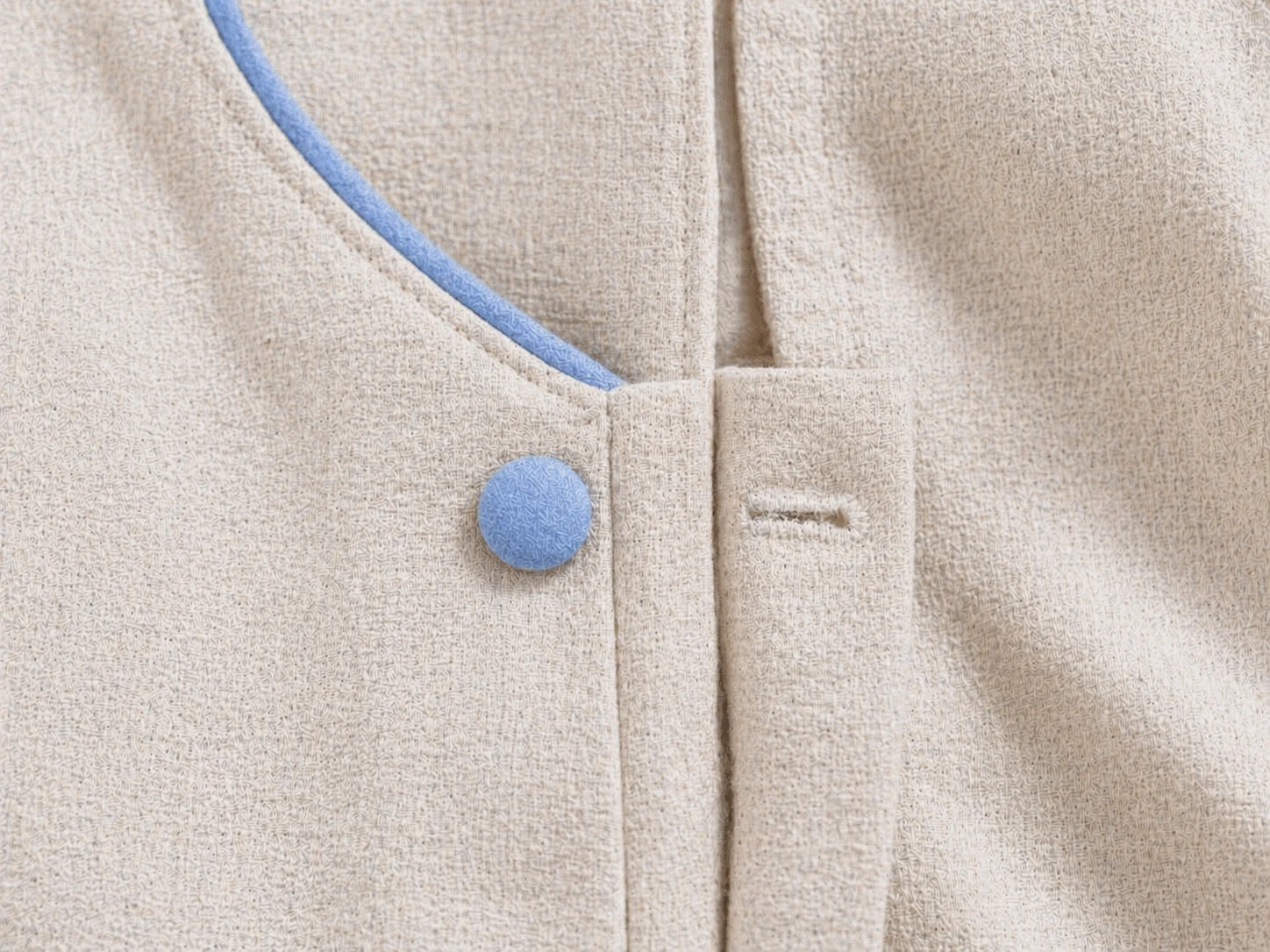 Acabamento lateral embutido com botão encapado · Jardineira Premium