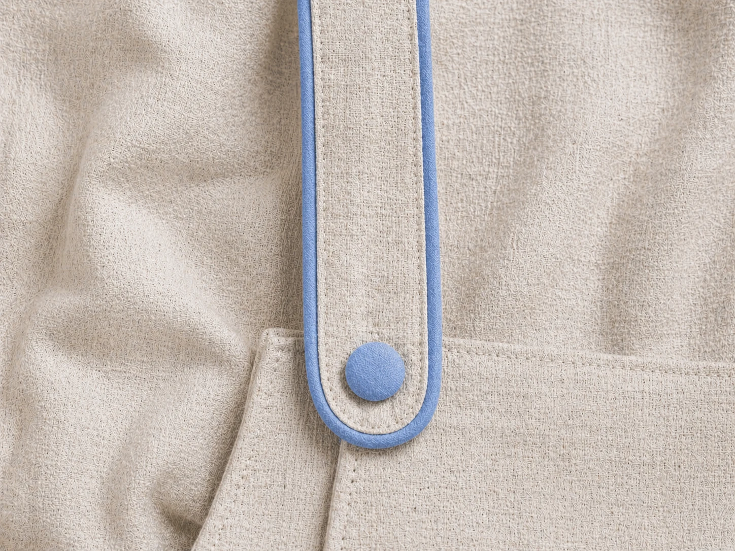 Suspensório inclinado com vivo no centro · presilha no ombro · Jardineira Premium