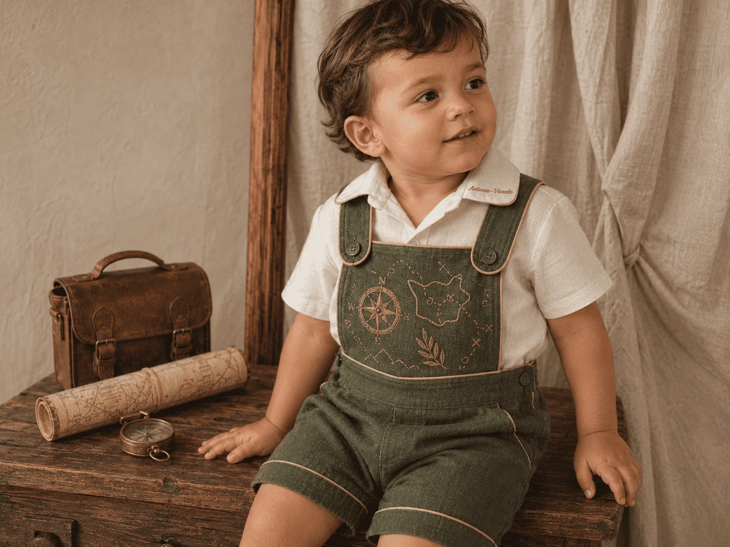 Tema Aventureiro · Camisa cream linho + Jardineira sage olive forest com vivo cáqui · bússola, mapa e folha bordados · botões cobertos sage