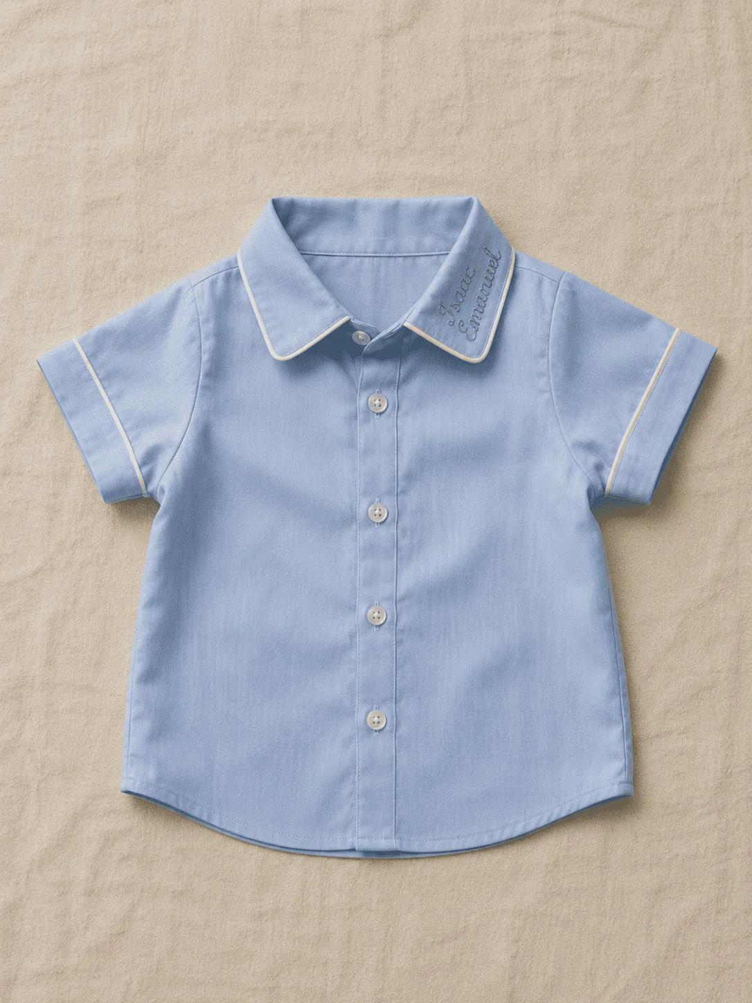 Camisa Social separada · linho azul céu cetim com gola padre + vivo branco contornando · manga curta · nome bordado em script · veste com a Jardineira a partir dos 2 anos